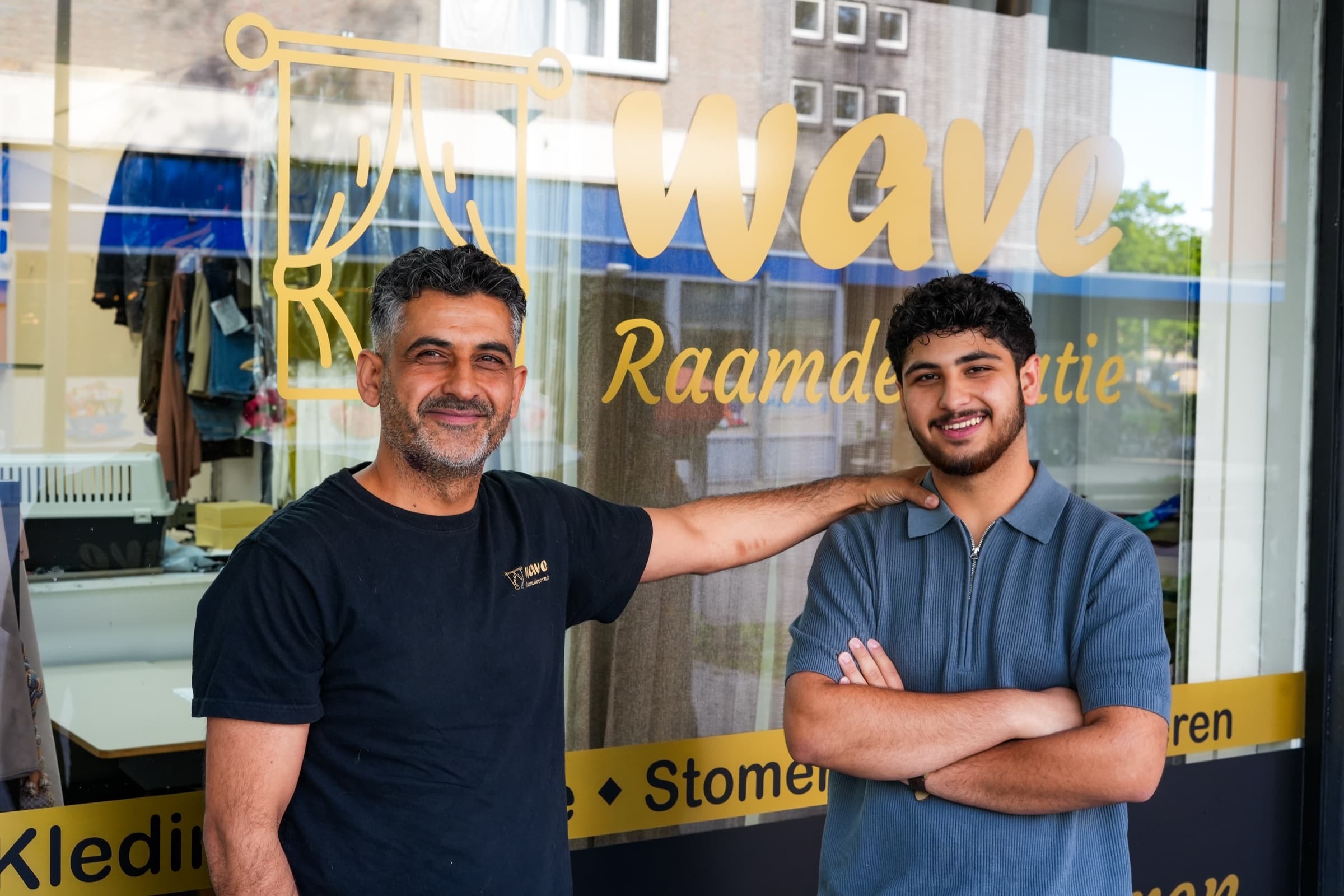 Masoud en Jomard voor de Wave Raamdecoratie-winkel